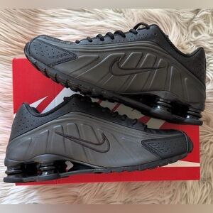 Nike Shox R4 💅🔥 Black Lifestyle Sneakers AR3565-004 Women’s Shoes Size 7.5 NEW